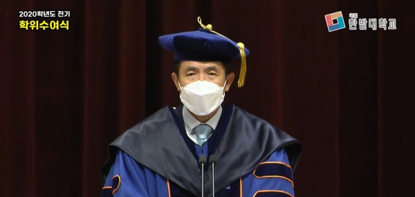 국립 한밭대학교는 19일 오전 10시 30분 온라인 생중계로 ‘2020학년도 전기 학위수여식’을 진행하였다.(기념식사를 하고 있는 최병욱 총장)