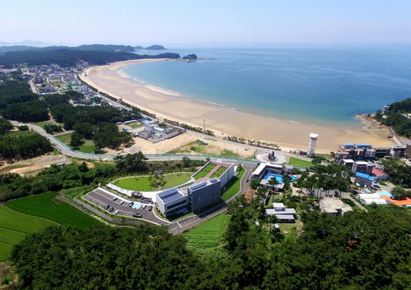 유류피해극복기념관 전경.