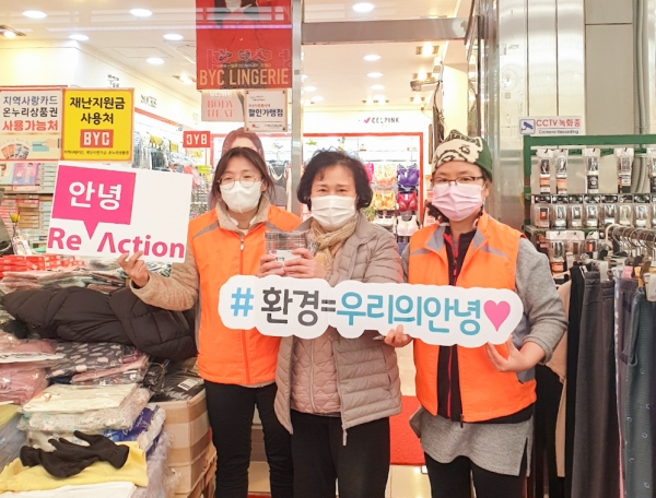 태안봉트리 봉사단 시장바구니 전달 모습.