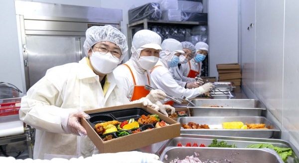 박정현 대덕구청장이 자활기업(행복한밥상)을 방문해 도시락 포장을 하고 있다