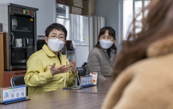 박정현 대덕구청장이 자활센터 관계자들과 의견을 나누고 있다.