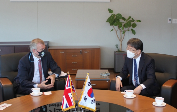 노도영 IBS 원장(오른쪽)과 사이먼 스미스 주한 영국대사가 지난 19일 양국 기초과학 협력 방안에 대해 논의했다.