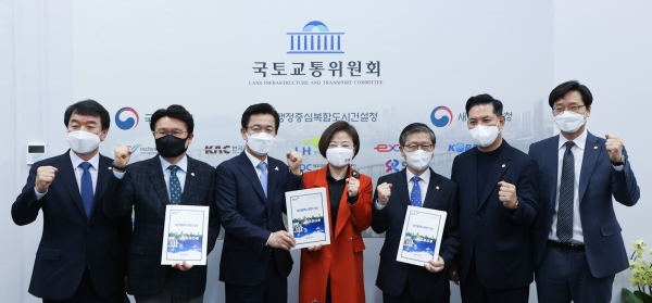 허태정 대전시장은 22일 지역 국회의원들과 함께 진선미 국회 국토교통위원회 위원장을 만나 충청권 광역교통망 구축에 대한 협조를 당부했다.