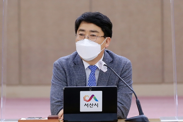 맹정호 서산시장이 22일 시청 대회의실에서 열린 확대간부회의에서 직원들에게 당부사항을 전달하는 장면