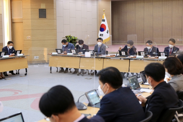 22일 시청 대회의실에서 열린 확대간부회의 장면