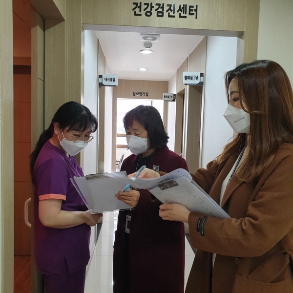 관내 코로나19 위탁의료기관 현장 점검하는 중구청 공무원 모습