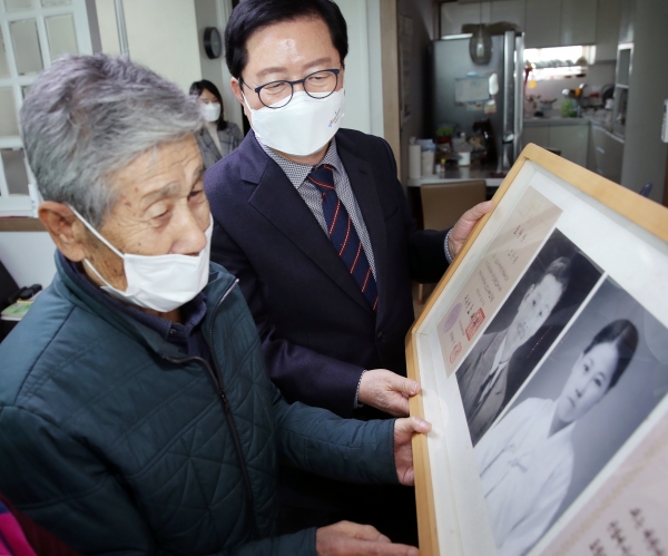 22일 제102주년 삼일절을 맞아 애국지사 유족인 오동원(79세) 님의 자택을 방문하여 위문품을 전달하고 유공자의 희생과 헌신에 존경과 감사의 말을 전했다.