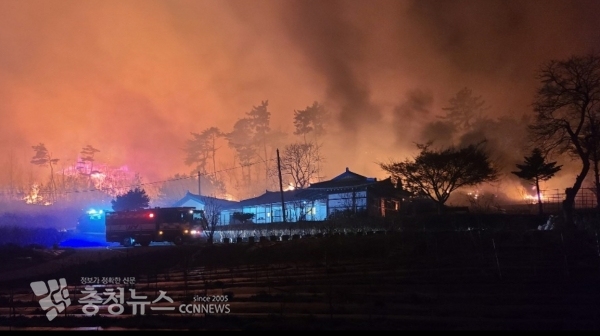 지난해 4월 대산읍에서 발생한 산불화재를 진압하는 모습