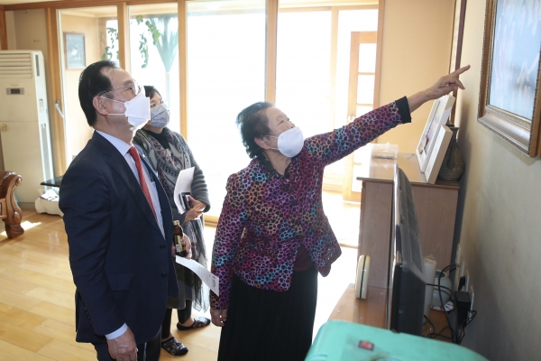 박상돈 천안시장, 독립유공자 유족 방문 모습