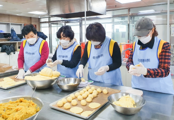 ‘사랑의 고구마빵’ 봉사 모습.