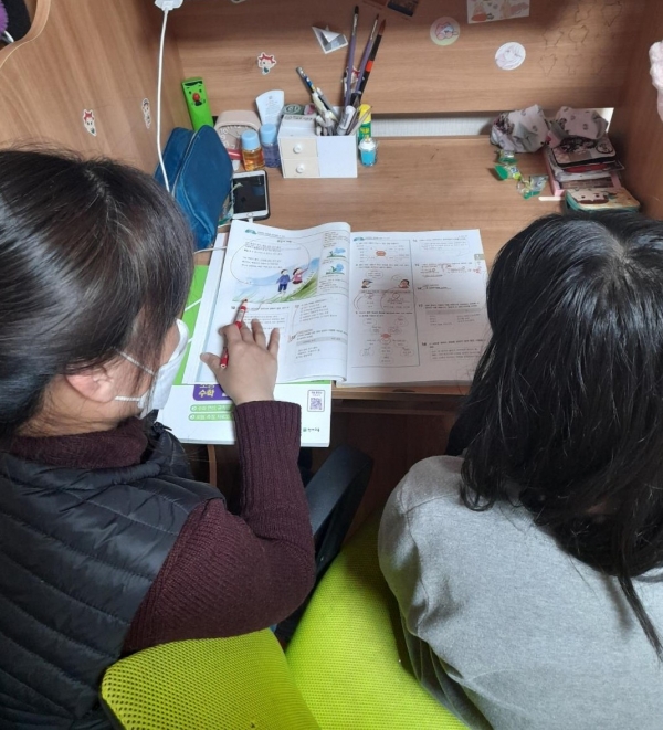 아동복지교사가 가정에서 담당 아동과 1:1 맞춤 수업을 진행하고 있다.