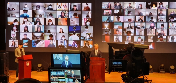 23일 오후 목원대학교 콘서트홀 무대에서 권혁대 총장이 축사를 하고 있다.