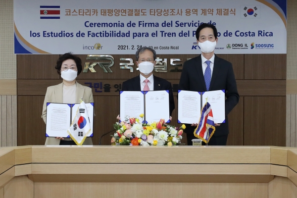 김한영 이사장(중앙)이 24일(수) 공단 본사에서 코스타리카 철도청(INCOFER)과 태평양연결철도 타당성 조사용역 계약을 화상으로 체결하고 기념촬영을 하고있다.