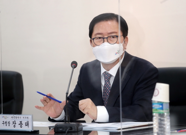 24일 청사 보라매실에서 아동 관련 전문가 등 12명이 참석한 가운데 아동친화도시 추진위원회 개최