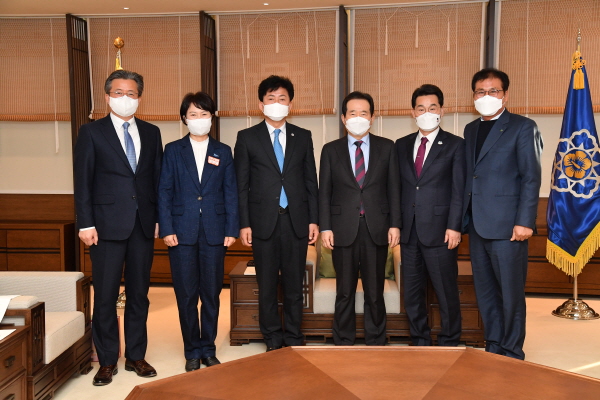 지난 23일 정부세종청사 국무총리실에서 정용래 유성구청장(왼쪽)이 전국원전동맹 임원과 함께 정세균 국무총리(왼쪽에서 네 번째)와의 원자력안전교부세 신설 관련 면담 후 기념촬영