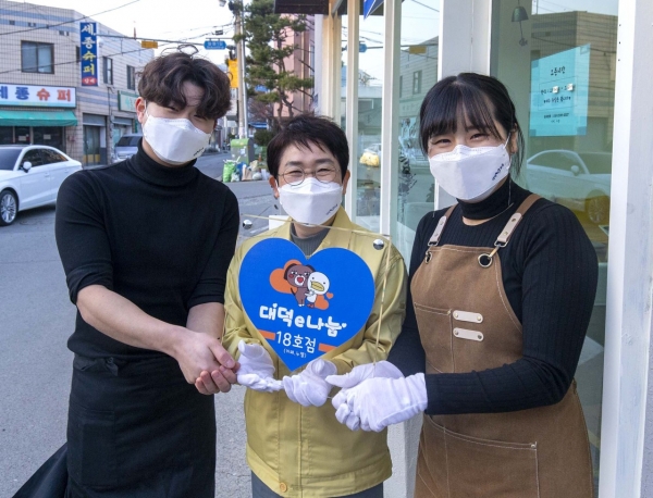 박정현 대덕구청장이 지난 23일 대화동 ‘카페누엘’에서 대덕e나눔 참여점포 지정 현판을 부착했다.