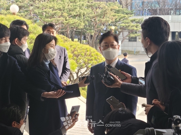 박범계 법무부 장관이 24일 대전고검을 방문한 자리에서 취재진 질의에 답변하고 있다.