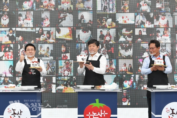 딸기 케이크 만들기 프로그램에 참석한 구본선 의장과 황명선 논산시장