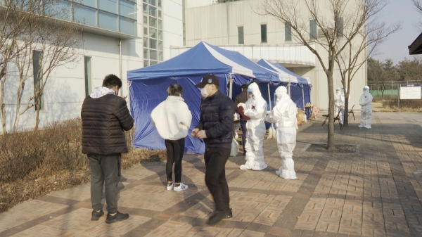 산업단지내 외국인근로자 코로나19 선제 검사하는 장면