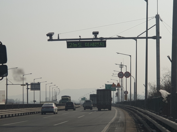 지난해 고농도 미세먼지 저감조치 발령일에 노후경유차 운행제한 단속이 실시되고 있다. 미세먼지를 다량 배출하는 노후차량의 조속한 퇴출이 절실히 필요하다.