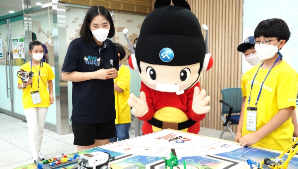 지난해 학생기자가 세종시교육청 마스코트 세종이와 함께 세종교육원 소프트웨어교육체험센터를 찾아 리포터 활동을 하고 있다.