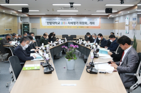 지난 23일 교내 산학연협동관에서 LINC+자체평가위원회를 개최하고 전년도 추진성과 공유 및 외부위원들의 아이디어 제안과 자문, 의견교환 등을 진행했다.