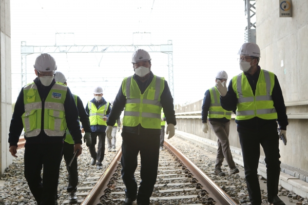 지난 24일, 대전도시철도공사 김인술 기술이사와 간부직원들이 외삼차량기지에서 해빙기 안전점검을 실시하고 있다.