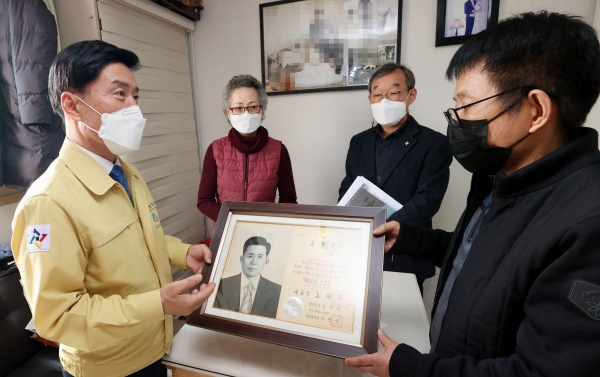 독립유공 애국지사 故 송병철의 아들인 송명근 옹(자양동 거주) 방문한 황인호 청장