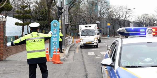 대전 중구 보건소에 도착한 코로나19 백신을 실은 차량 모습