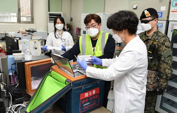 중구보건소에서 보건소 관계자가 백신상태를 점검하고 있다.