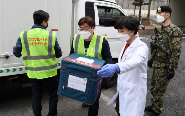 아스트라제네카(AZ) 코로나19 백신을 중구보건소로 옮기고 있다.