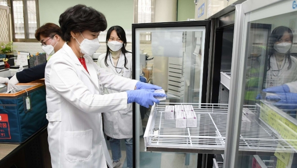 중구보건소 관계자가 이송된 백신을 냉장고로 옮기고 있다.