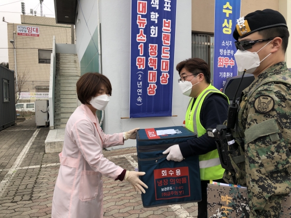 코로나19 백신 1차접종 26일 시작 (대덕구내 요양병원에  아스트라제네카백신 도착 모습)