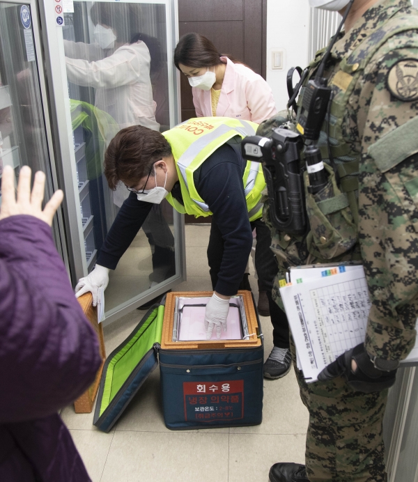 코로나19 백신 1차접종 26일 시작 (대덕구내 요양병원에  아스트라제네카백신을 냉장고에 보관하는 모습)
