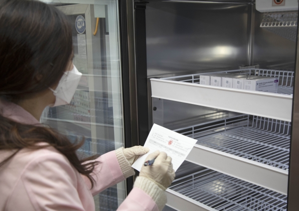 코로나19 백신 1차접종 26일 시작 (대덕구내 요양병원에  아스트라제네카백신 도착 담당자가 확인 모습)