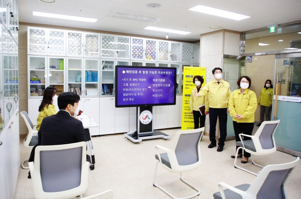 맹정호 서산시장이 예방접종 후 서산시보건소 내 휴게실에서 안정을 취하는 접종자들을 만나 주의사항을 안내하는 장면