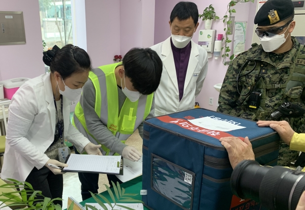 청양지역 코로나19 백신 1차 접종 시작-백신 배송 모습