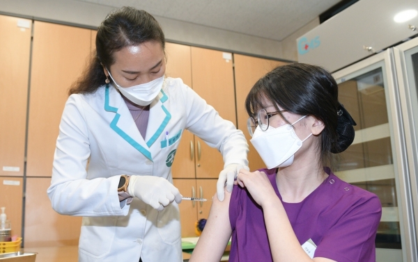 요양병원 간호사 이하현 씨가 세종지역에서 처음으로 코로나19 백신을 맞고 있다.