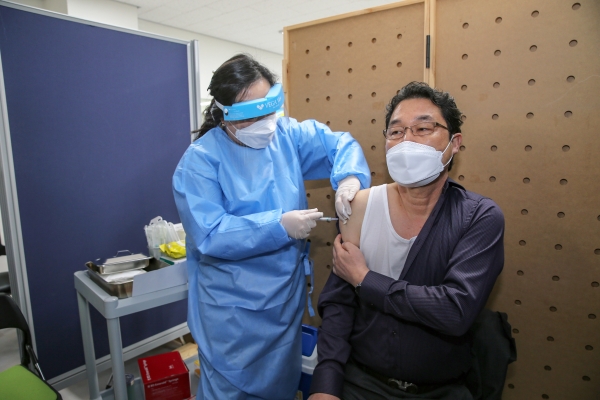 당진 코로나19 1호 접종자, 실버프리 요양원 조교제 대표