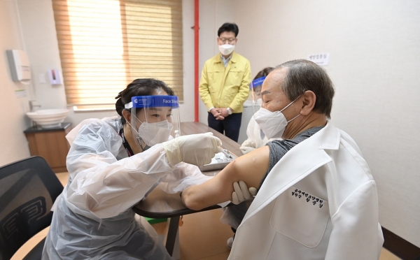 공주에덴요양병원 황준경 병원장 접종 모습