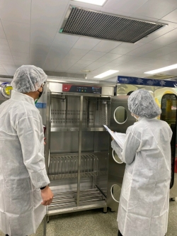 당진 대덕초등학교에서 새학년 맞이 학교급식 시설ㆍ방역 특별점검을 하고 있다.