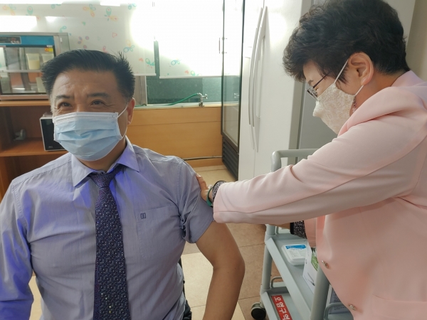 금산군, 코로나19 예방접종 첫 접종자 모습