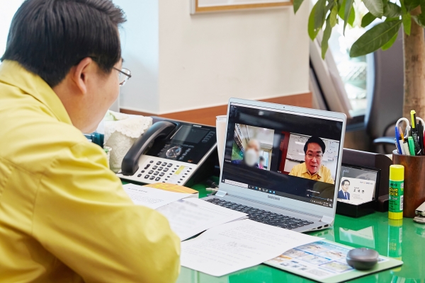 오세현 아산시장이 영상통화를 통해 1호 접종자, 의료진 등을 격려하고 있다.