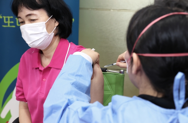 26일 플레티늄 유성 요양시설에서 보건소 방문접종팀이 요양시설 종사자에게 코로나 백신 접종을 하고 있다