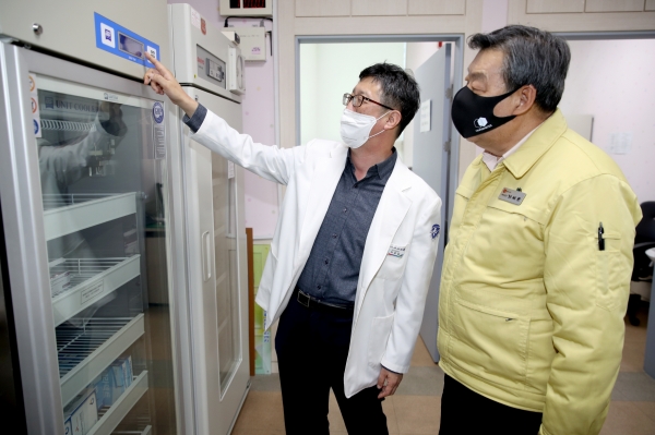 26일 태안군보건의료원 예방접종실에서 코로나19백신 예방접종 상황을 점검하고 있는 가세로 태안군수 모습.