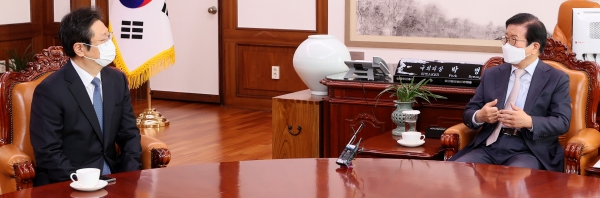 박병석 국회의장은 26일 황희 문화체육관광부 장관의 예방을 받고 환담을 나눴다.