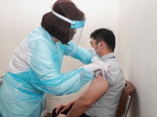 코로나19 백신 접종 첫 날인 26일 첫 접종자인 대전 성심요양병원 종사자가 주사를 맞고 있다.