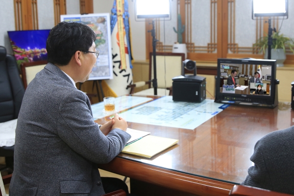 맹정호 서산시장이 TJB 유튜브를 통해 시민들과 실시간 비대면 소통 장면