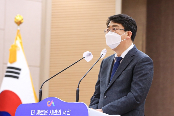 2일 맹정호 서산시장이 시청 대회의실에서 열린 월례회의에서 직원들에게 당부사항을 전달하는 장면