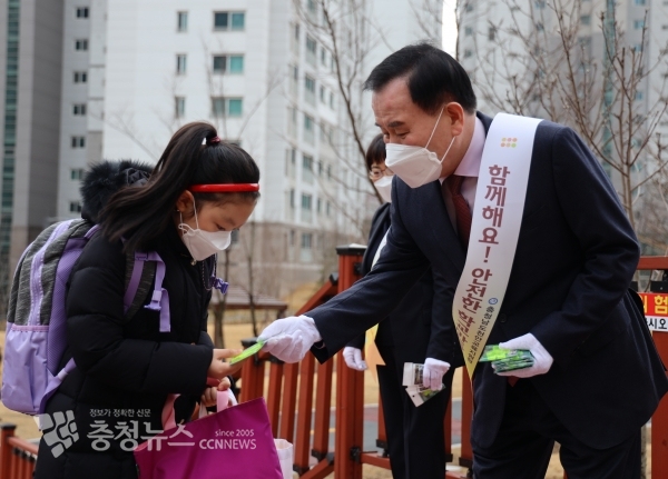 김지철 교육감이 천안아름초에서 등교하는 학생들을 맞이하고 있다.